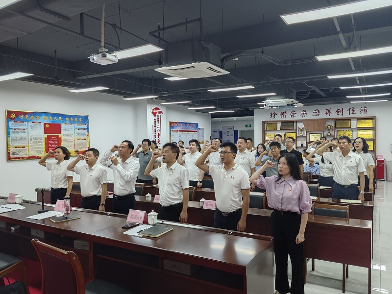 周遠帶領(lǐng)新黨員入黨宣誓、老黨員重溫入黨誓詞.jpg