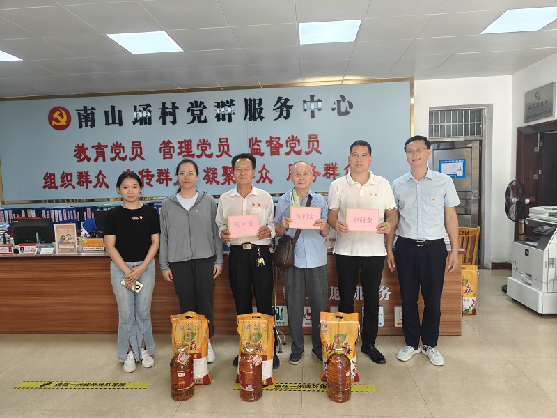 周遠(yuǎn)慰問老干部、老黨員2.jpg