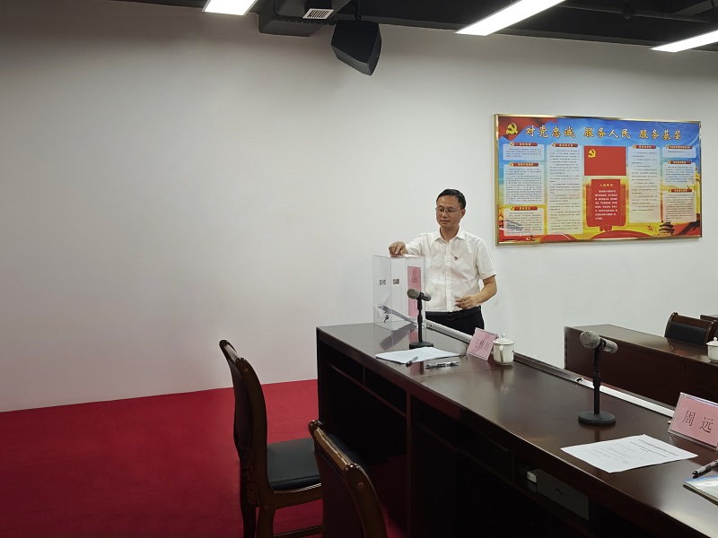 周遠(yuǎn)同志帶頭捐款.jpg
